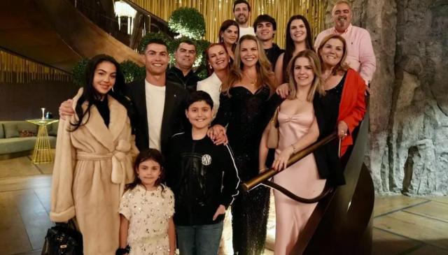 开云体育app-与妈妈共舞 波多黎各歌手唱生日歌 C罗奢华庆生