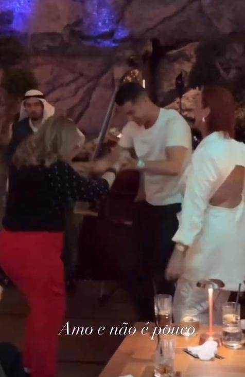 开云体育app-与妈妈共舞 波多黎各歌手唱生日歌 C罗奢华庆生