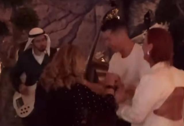 开云体育app-与妈妈共舞 波多黎各歌手唱生日歌 C罗奢华庆生