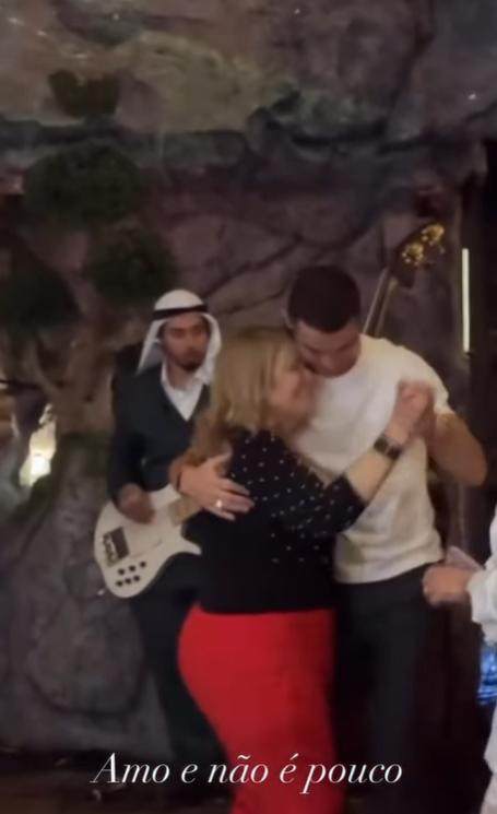 开云体育app-与妈妈共舞 波多黎各歌手唱生日歌 C罗奢华庆生