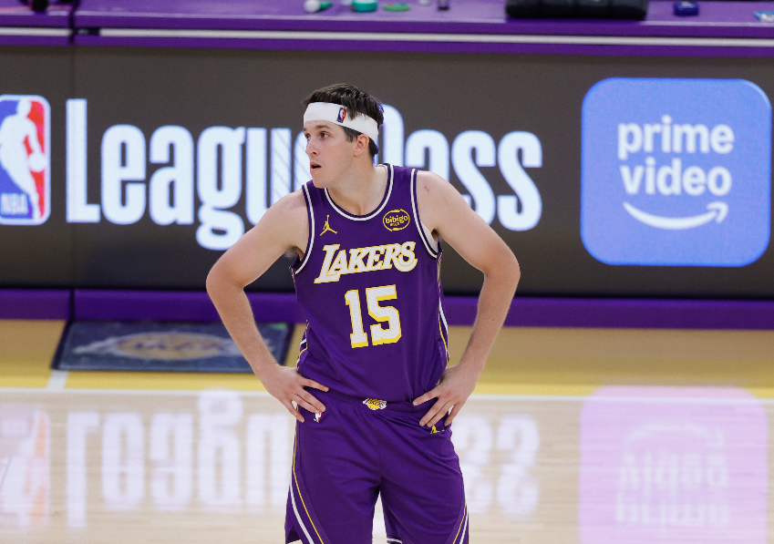 官方网站-湖人128-104大胜国王 球员评价：2人优秀，6人及格，2人低迷