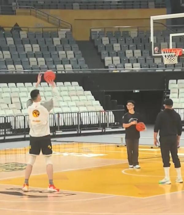 kaiyun sports-当红国拒绝王博休息要求，回国后马上训练，球迷：给他申报劳模吧