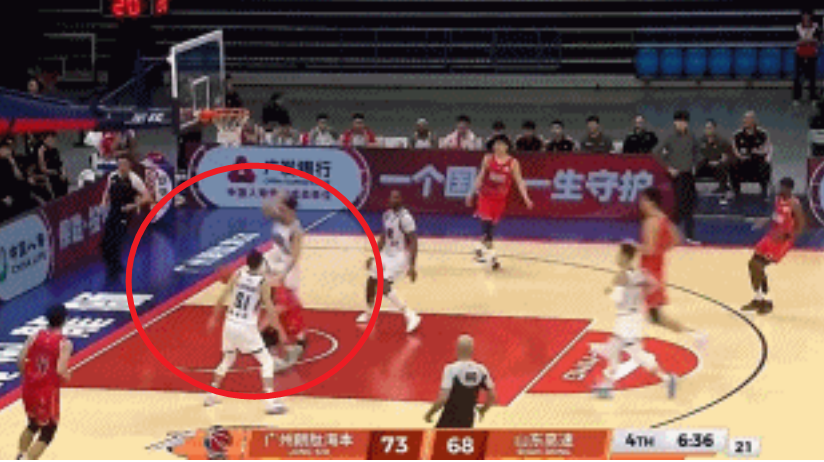 中国体育-翻滚倒地很痛苦！郭艾伦左膝盖受伤，已被担架车抬走！广州队难了