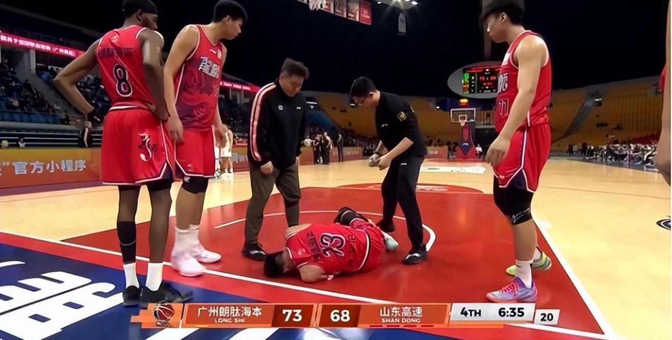 中国体育-翻滚倒地很痛苦！郭艾伦左膝盖受伤，已被担架车抬走！广州队难了