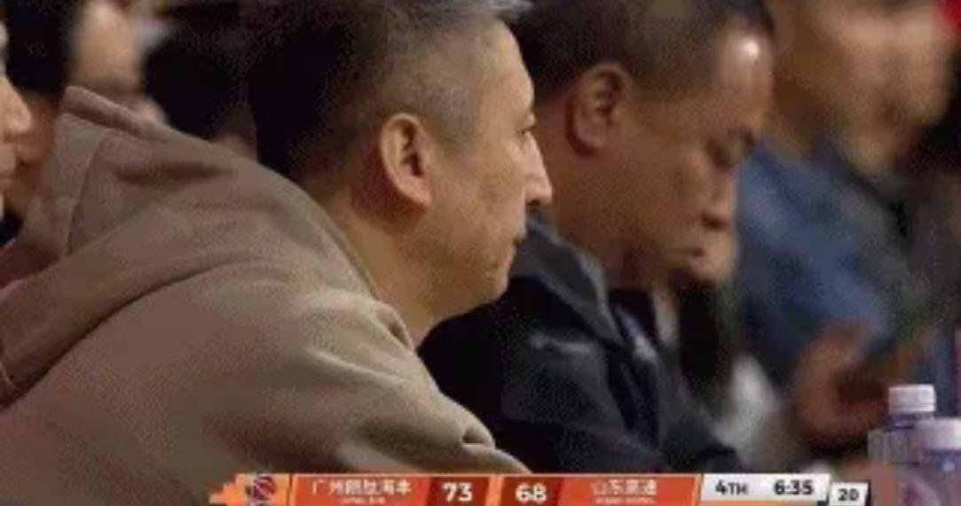 中国体育-翻滚倒地很痛苦！郭艾伦左膝盖受伤，已被担架车抬走！广州队难了