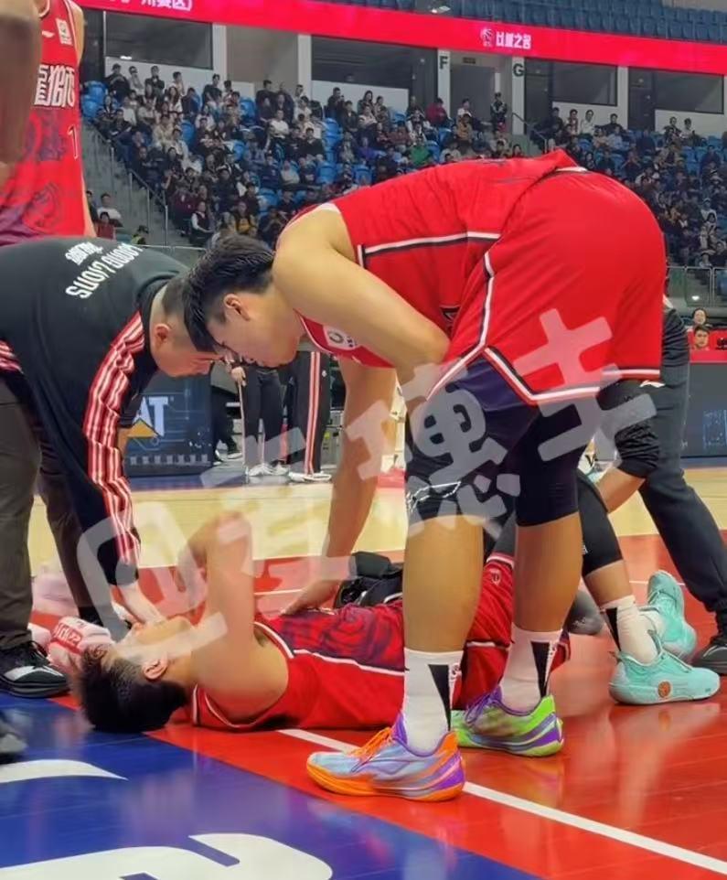 中国体育-翻滚倒地很痛苦！郭艾伦左膝盖受伤，已被担架车抬走！广州队难了