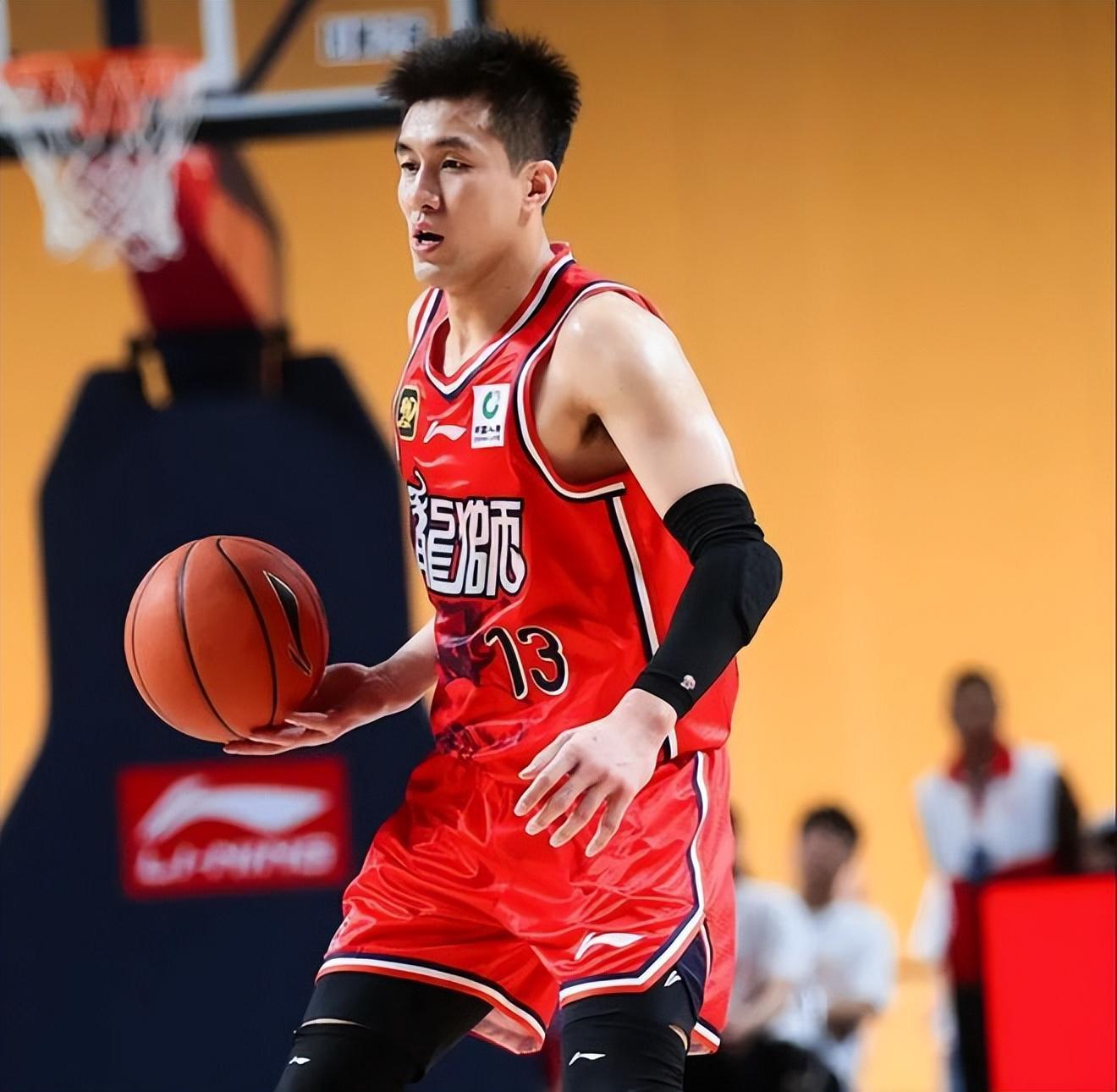 中国体育-翻滚倒地很痛苦！郭艾伦左膝盖受伤，已被担架车抬走！广州队难了